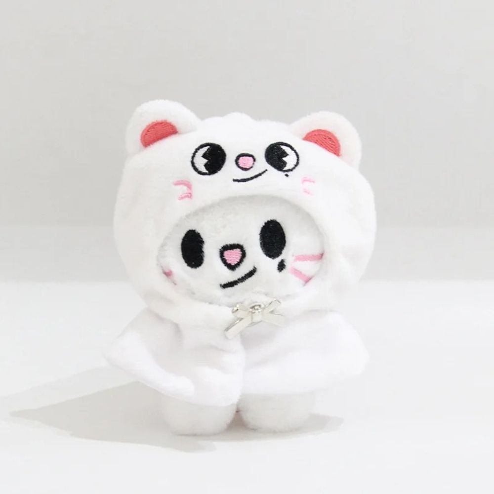 Petite peluche en forme de furet mignon à l'image du chanteur Hyunjin des Stray Kids sur fond gris
