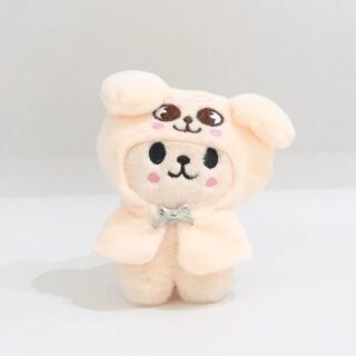 Peluche en forme de petit chien mignon à l'image du chanteur Seungmin des Stray Kids sur fond gris