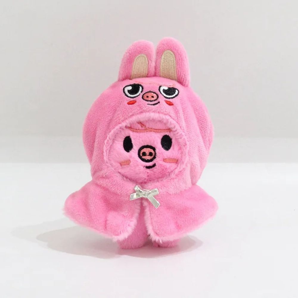 Peluche en forme de petit lapin rose kawaii à l'image du Skzoo de Changbin des Stray Kids sur fond gris