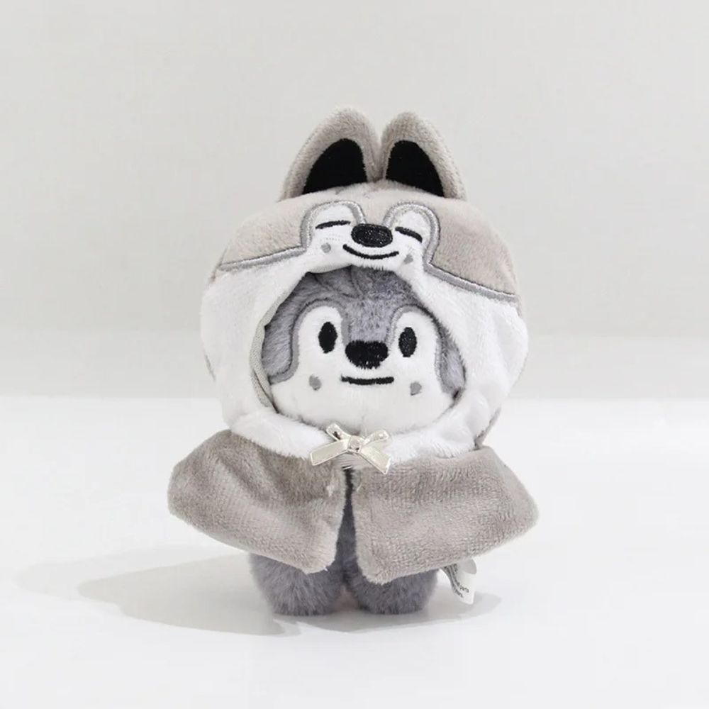 Peluche en forme de loup à l'effigie du Skzoo Wolf Chan des Stray Kids sur fond gris