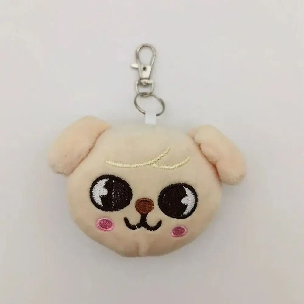 Peluche porte-clef en forme de tête de chien mignon à l'image du Skzoo de Seungmin des Stray Kids sur fond gris