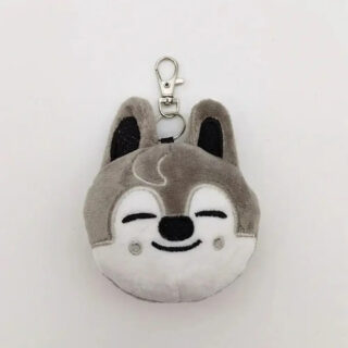 Peluche porte-clef kawaii en forme de loup à l'image du Skzoo de Wolf Chan des Stray Kids sur fond gris