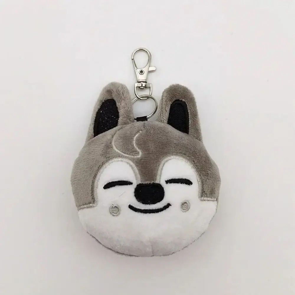 Peluche porte-clef kawaii en forme de loup à l'image du Skzoo de Wolf Chan des Stray Kids sur fond gris
