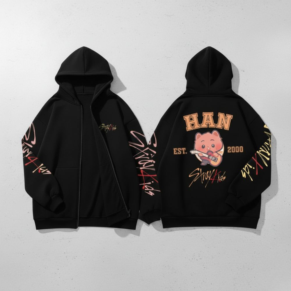 Sweat pour enfant noir avec une capuche à l'effigie du chanteur Han des Stray Kids sur fond gris