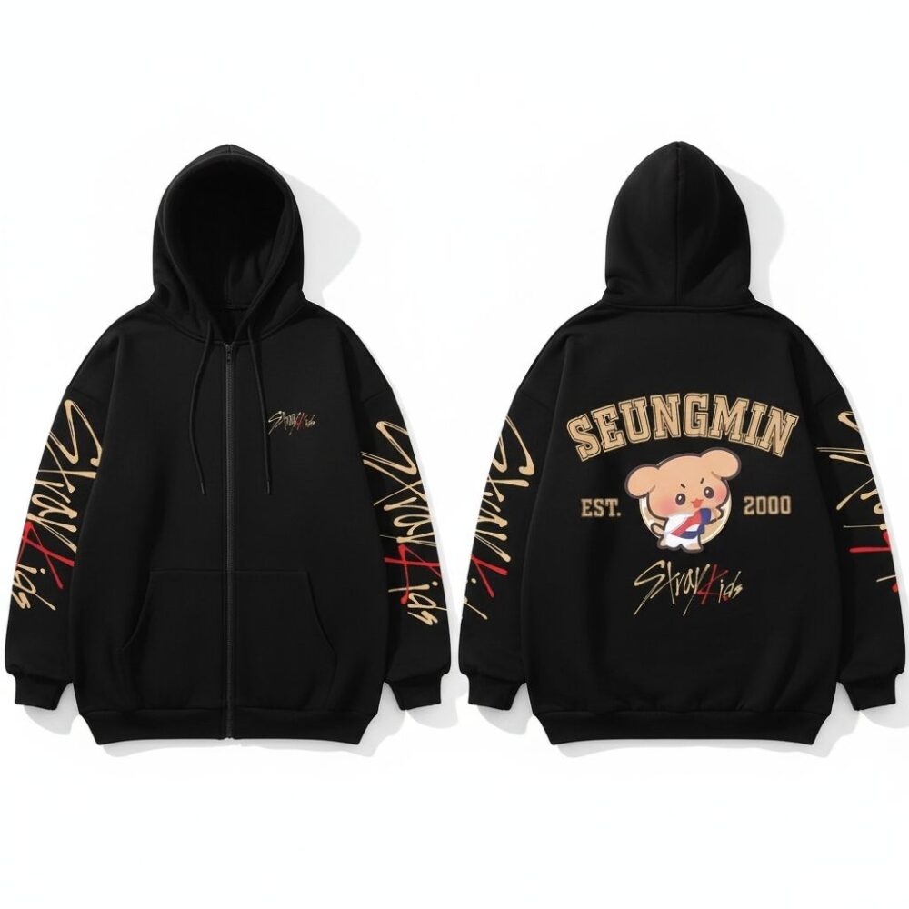 Sweat pour enfant noir avec une capuche à l'effigie du chanteur Ceugmin des Stray Kids sur fond blanc