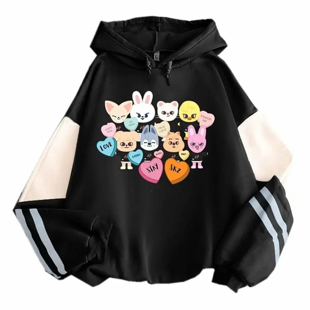 Sweatshirt blanc et noir Stray Kids avec une capuche et un imprimé kawaii avec les effigies Skzoo sur le devant sur fond blanc