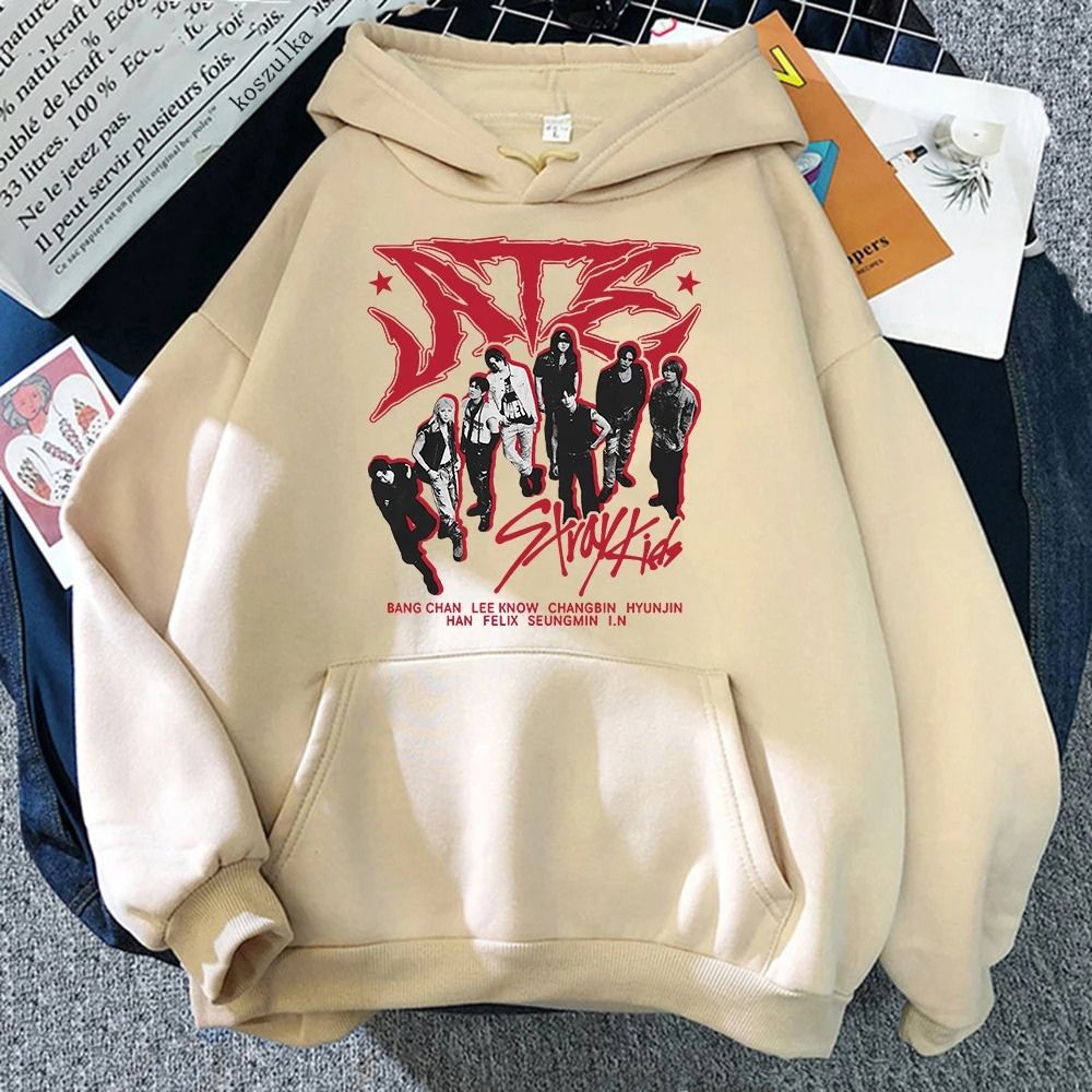 Photo flatlay d'un sweatshirt jaune posé sur un bureau, avec le motif de l'album Ate des Stray Kids