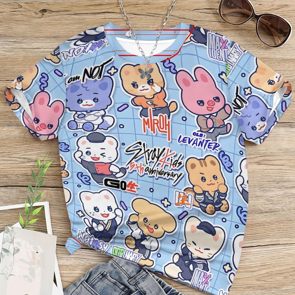 Photo flatlay d'un t-shirt pour enfant coloris bleu pastel à motif kawaii à l'effigie des Stray Kids