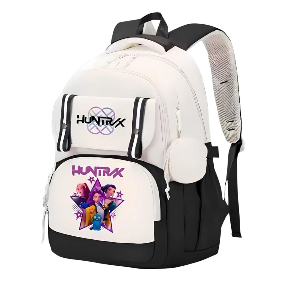 Sac à dos K-pop Demon Hunters bretelles rembourrées de couleurs noire et blanche avec un motif des héroïnes sur la poche avant et HUNTRIX sur la partie du haut. Sur fond blanc.