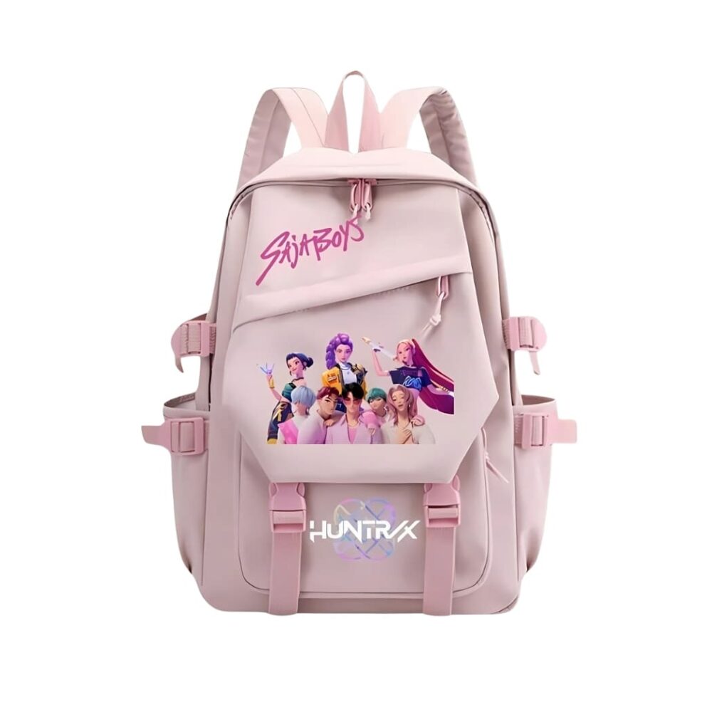 Sac à dos K-pop Demon Hunters pour le primaire de couleur rose avec plusieurs sangles de serrage. Les héros de l'animé imprimé sur le devant. Sur fond blanc.