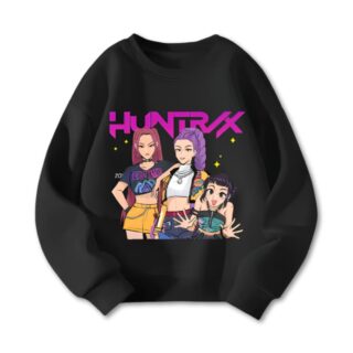 Sweat enfant K-pop Demon Hunters Zoey Mira et Rumi avec Huntrix écrit en violet au-dessus des personnages. Le sweat est noir sur fond blanc.