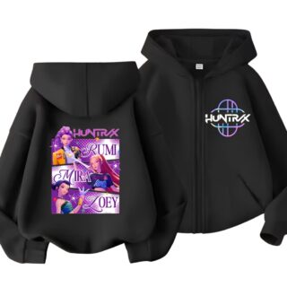 Sweat enfant K-pop Demon Hunters à capuche pour fille de couleur noir. Sur la gauche, le sweat vu de dos avec un motif des héroïnes de l'animé dans les tons violets. A droite, le sweat vu de face avec un motif côté cœur avec l'inscription Huntrix. Sur fond blanc.