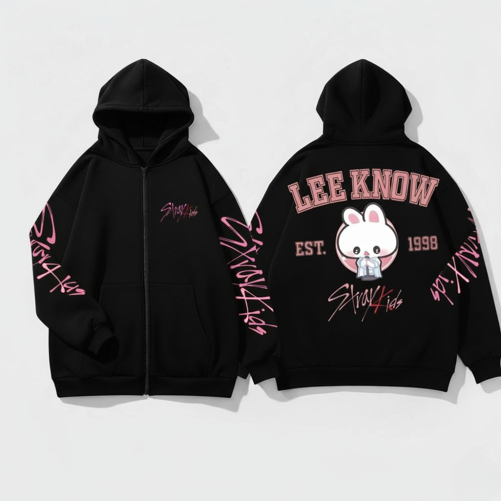 Sweat pour enfant noir avec une capuche à l'effigie du chanteur Lee Know des Stray Kids sur fond gris