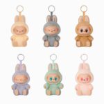 Peluches porte-clef kawaii style labubu assis dans plusieurs coloris sur fond blanc