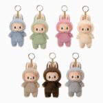 Peluches Labubu dans plusieurs coloris tendance sur fond blanc