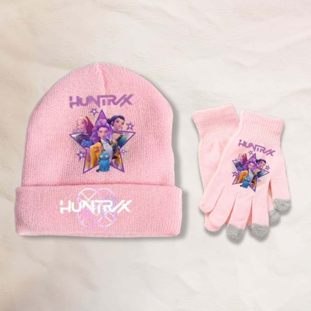Ensemble gants et bonnet K-pop Demon Hunters rose. Un motif identique de K-pop Demon Hunters sur le bonnet et chacun des gants de couleur violet. Sur le bonnet, un logo supplémentaire Huntrix. Des tulipes jaune et blanche et des lunettes de soleil à côté de l'ensemble.