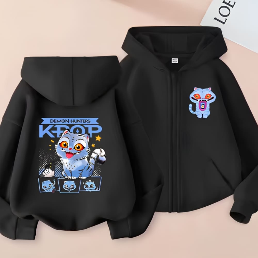 Sweat K-pop Demon Hunters Derpy zippé à capuche de couleur noir. Le dos est visible sur la gauche avec le motif de Derpy en grand, sur la droite l'avant du sweat. Une fermeture éclair et un motif de Derpy côté cœur. Sur fond rose clair.