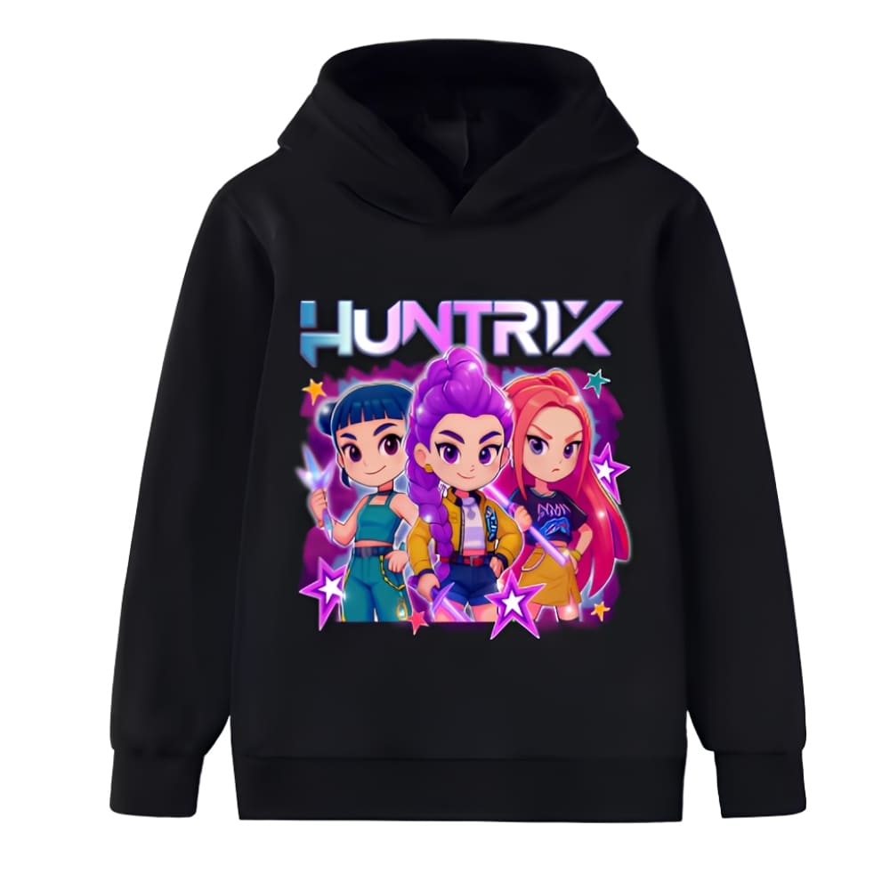 Sweat K-pop Demon Hunters Huntrix à capuche de couleur noire. Le motif représente les trois personnages en versions fillettes avec HUNTRIX écrit en gros au-dessus. Sur fond blanc.