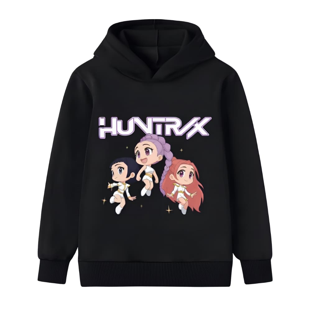 Sweat enfant K-pop Demon Hunters Huntrix style cartoon. Le sweat est noir avec une capuche. Le motif représente les trois personnages principaux en version cartoon avec le nom HUNTRIX écrit au-dessus. Sur fond blanc.