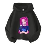 Sweat enfant K-pop Demon Hunters à capuche motif Mira. Le sweat est noir sur fond blanc.