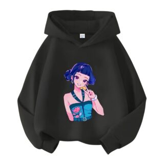 Un sweat enfant K-pop Demon Hunters à capuche noir avec un motif représentant Zoey au milieu, sur un fond blanc.