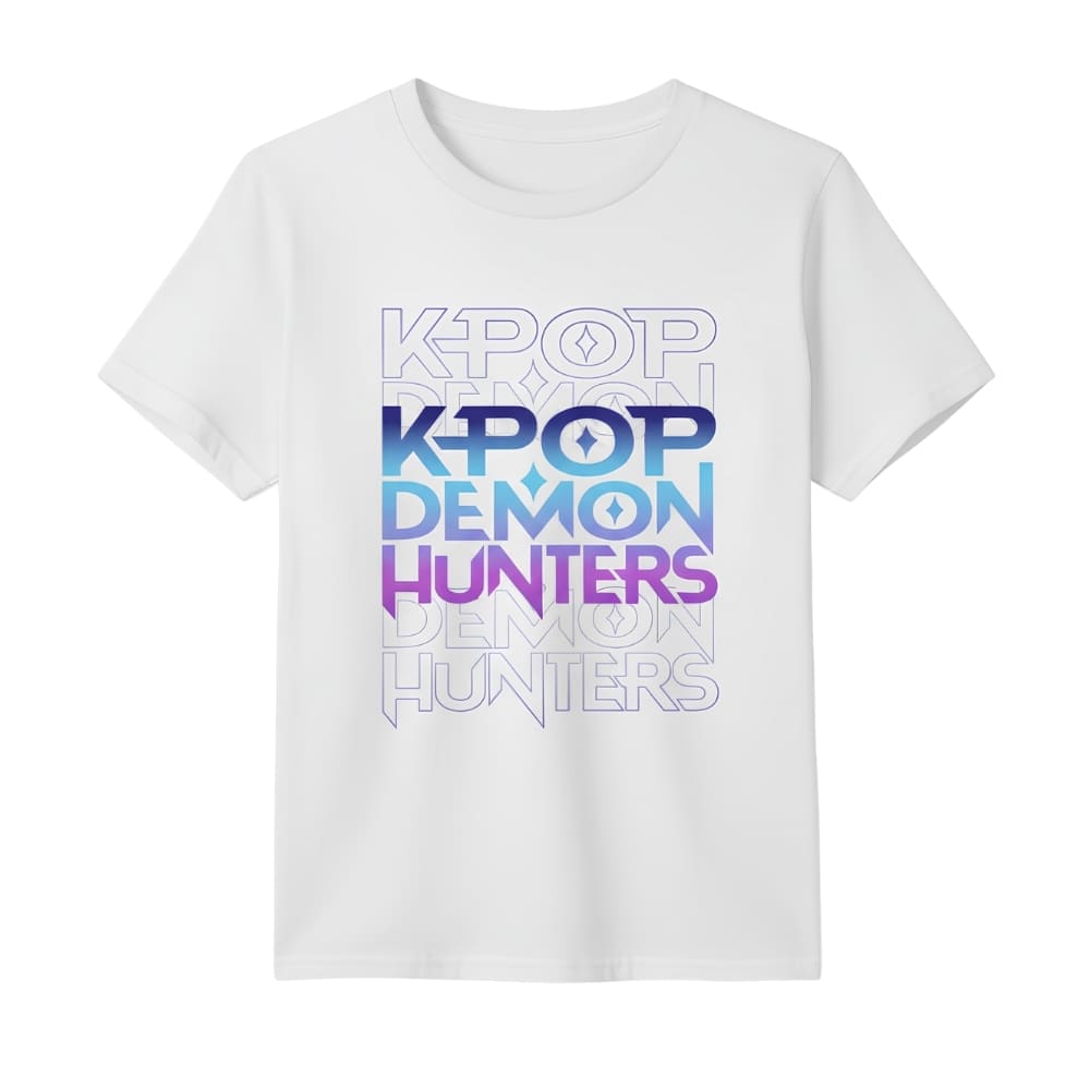 T-shirt enfant K-pop Demon Hunters blanc écriture majuscules en couleurs de K-pop Demon Hunters en violet et bleu. Sur fond blanc.