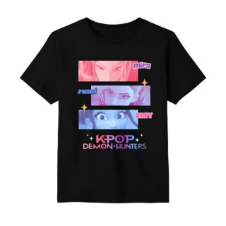 T-shirt enfant K-pop Demon Hunters noir motif coloré. On y voit les visages des personnages dans des rectangles avec leur nom écrit à côté. Sur fond blanc.