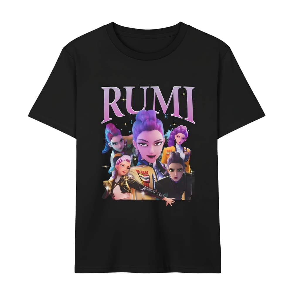 IMG_10_2025_T_shirt_enfant_K_pop_Demon_Hunters_noir_personnage_Rumi_1 T-shirt enfant K-pop Demon Hunters noir personnage Rumi avec plusieurs profils et son prénom écrit en majuscules au-dessus. Sur fond blanc.