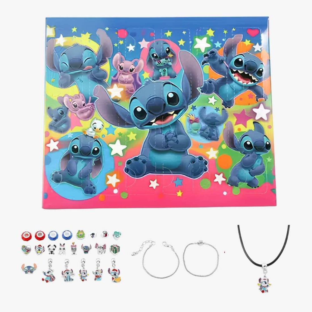 Calendrier de l'Avent Stitch création de bijoux. En-dessous du calendrier, des charms Stitch, deux bracelets argentés et un collier en cordon noir. Sur fond blanc.