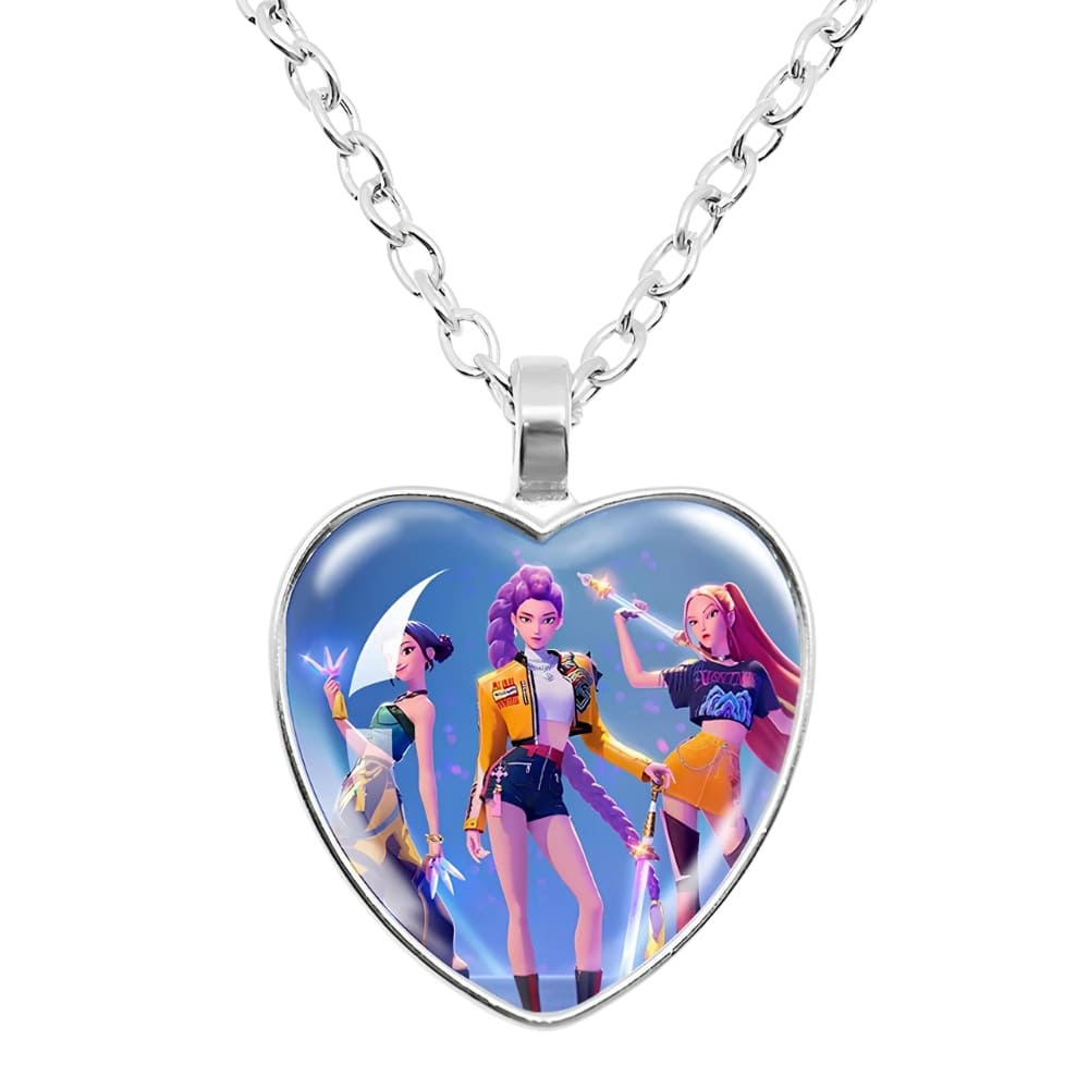 Collier enfant K-pop Demon Hunters médaillon en forme de cœur. Au centre du cœur, les trois héroïnes du film sur fond bleu. Le tout sur fond blanc.