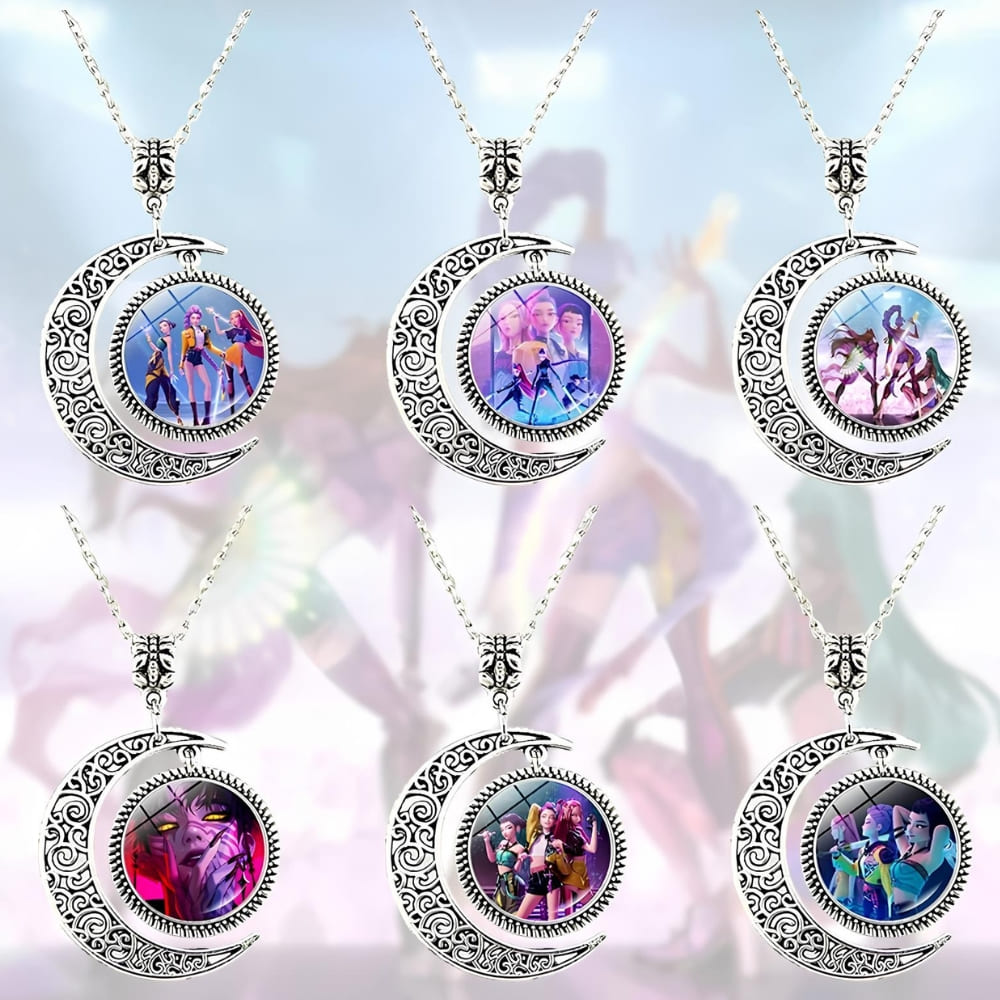 Lot de 6 colliers enfant K-pop Demon Hunters avec pendentif lune et au centre un médaillon rond illustrant un personnage ou une scène du film. Sur un fonc clair pastel.