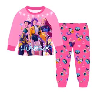 Pyjama enfant K-pop Demon Hunters à manches longues de couleur rose avec des motifs du film sur le pantalon et les héroïnes sur le haut. Sur fond blanc.