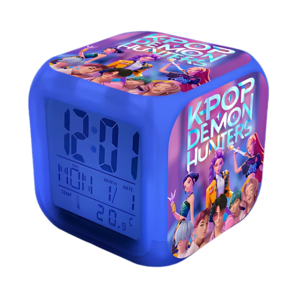 Réveil K-pop Demon Hunters fonction veilleuse de couleur bleue avec un affichage digital. Sur les autres faces, des décors avec les personnages du film et le nom en majuscule. Sur fond blanc.