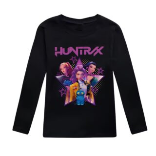 T-shirt enfant K-pop Demon Hunters à manches longues de couleur noire avec un grand motif des 3 héroïnes et du nom Huntrix en majuscules violettes. Sur fond blanc.
