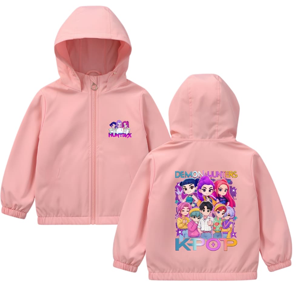 Veste enfant K-pop Demon Hunters légère à capuche de couleur rose. A gauche, la veste vue de face fermée avec un zip, un logo coloré côté cœur et une capuche. A droite, la même veste vue de dos avec un gros logo des personnages du film version cartoon. Sur fond blanc.