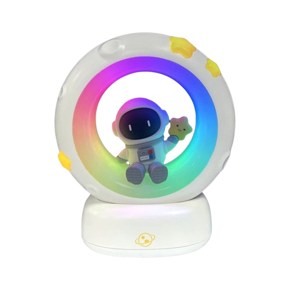 Veilleuse enfant d'un astronaute assis sur un cercle coloré rappelant la pleine lune et tenant une étoile dans sa main gauche sur fond blanc.