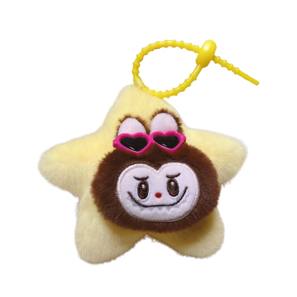 Porte-clé style Labubu peluche en forme d'étoile jaune avec une attachante en plastique jaune. Au centre de l'étoile, un visage de Labubu marron portant des lunettes de soleil roses en forme de cœur.