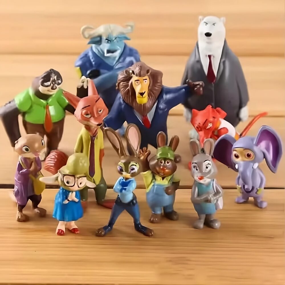Ensemble de 12 figurines Disney Zootopia avec Judy Hopps, Nick Wilde, Flash et d’autres personnages alignés sur un socle en bois