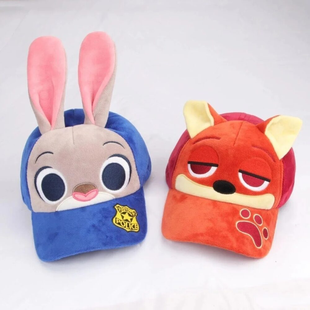 2 casquettes en peluche Disney Zootopia représentant Judy et Nick avec oreilles en relief et broderies cartoon