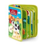 Livre vert Montessori présenté debout de côté sur fond blanc