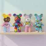 4 figurines ours sur une étagère. Ours en bloc à construire, de différentes couleurs et design