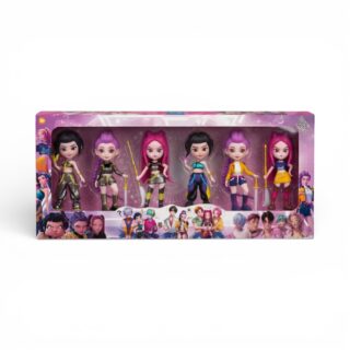 Coffret vitrine de la collection de 6 jouets Huntrix Kpop Demon Hunters, avec figurines de héroïnes en tenues civiles et de combat, colorées et stylées sur fond blanc.
