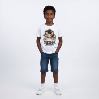 Petit garçon portant un t-shirt Stranger Things blanc, sur fond gris