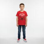 Petit garçon portant un t-shirt Stranger Things rouge, sur fond gris