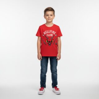 Petit garçon portant un t-shirt Stranger Things rouge, sur fond gris