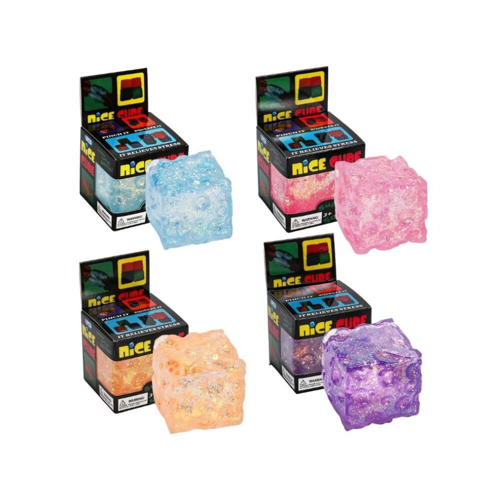 4 boites de squishy Needoh avec à côté de chacune le cube en forme de fromage pailleté de couleur bleu, rose, orange et violet.
